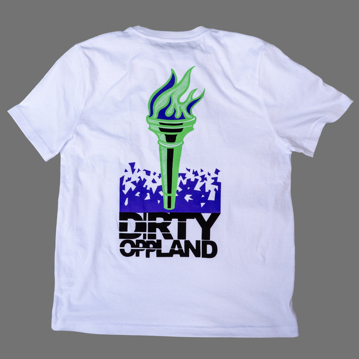 Olympisk Standard Dirty Oppland x Deys Dynamics hvit t-shirt
