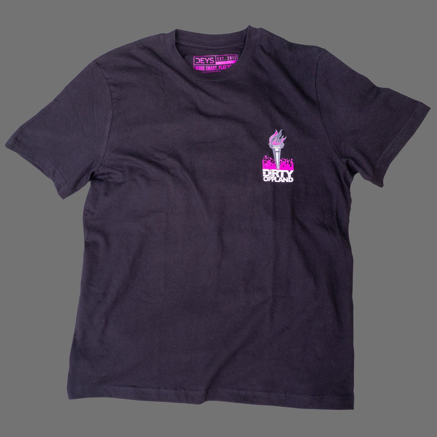 Olympisk Standard Dirty Oppland x Deys Dynamics svart t-shirt