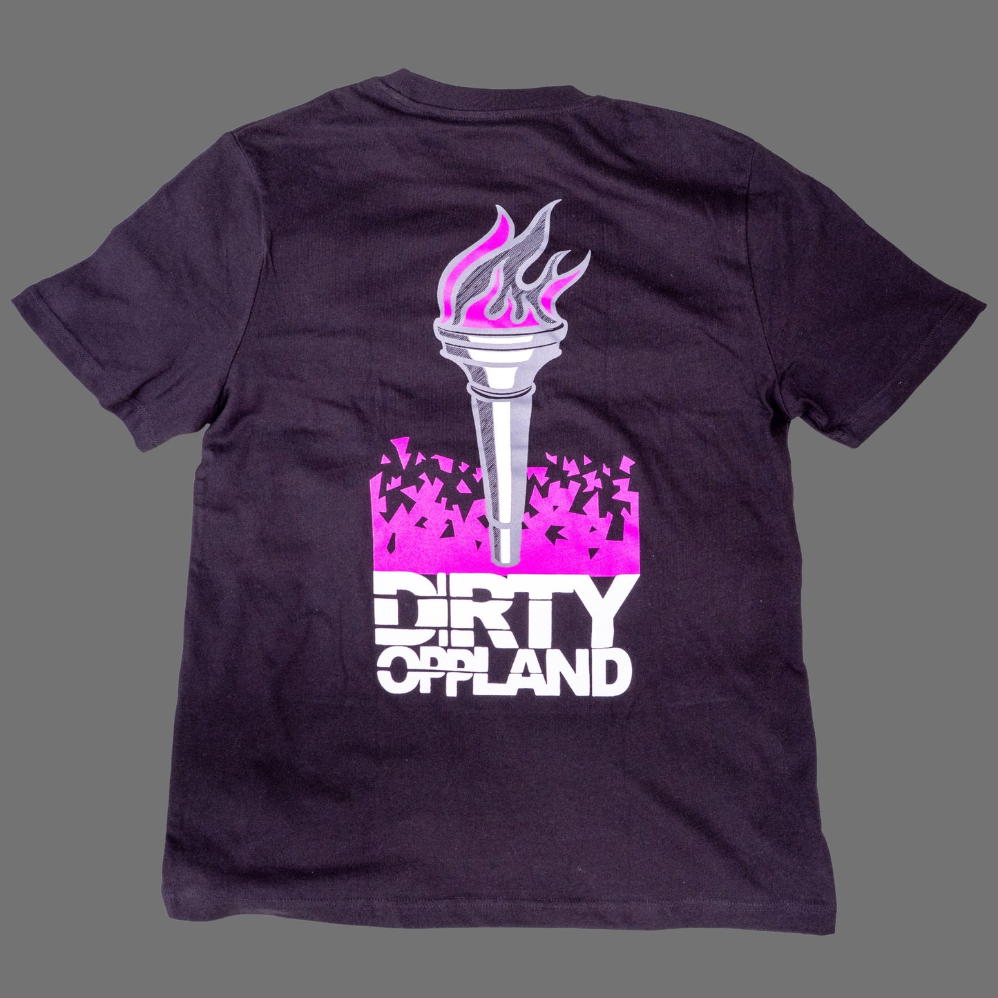 Olympisk Standard Dirty Oppland x Deys Dynamics svart t-shirt