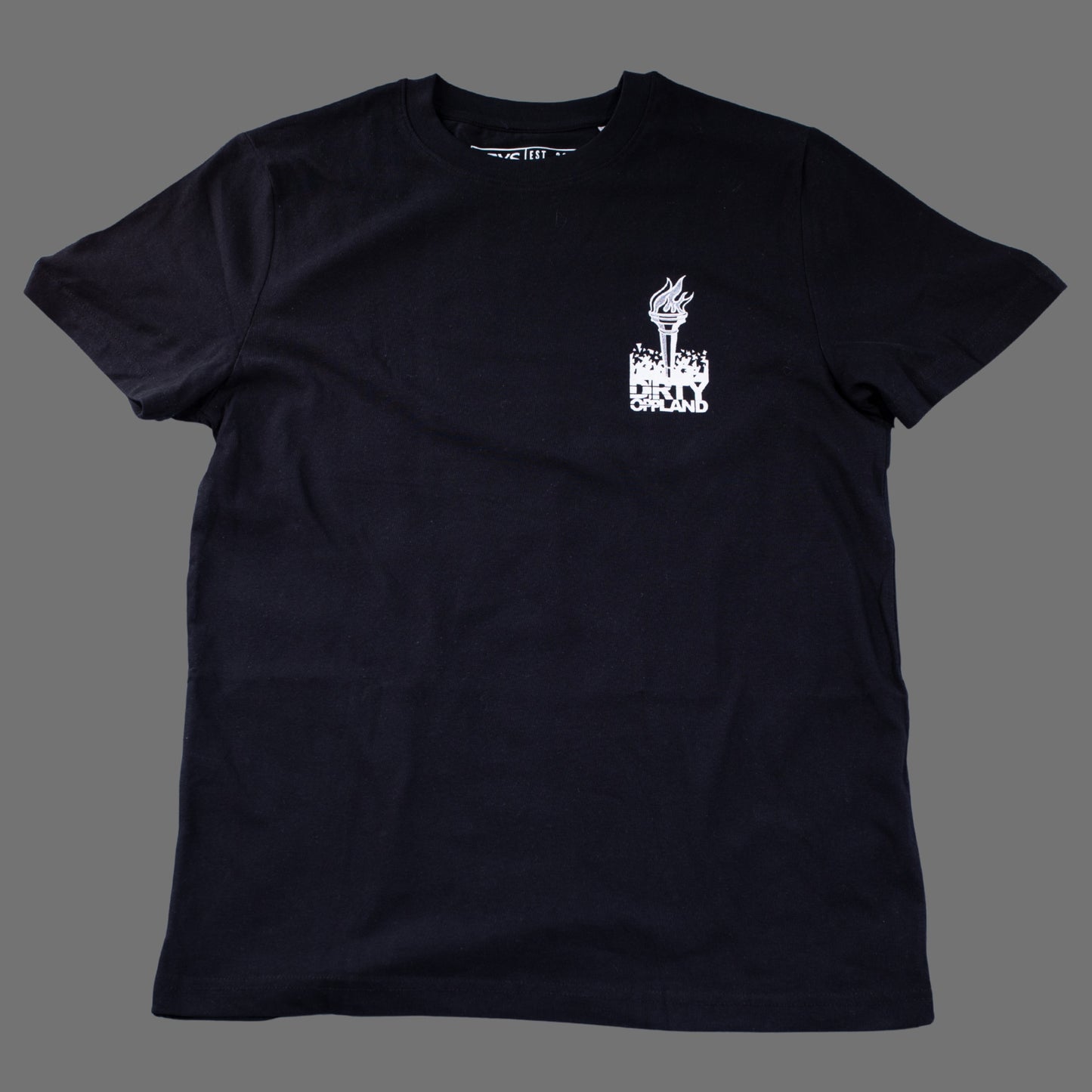 Olympisk Standard Dirty Oppland x Deys Dynamics svart t-shirt