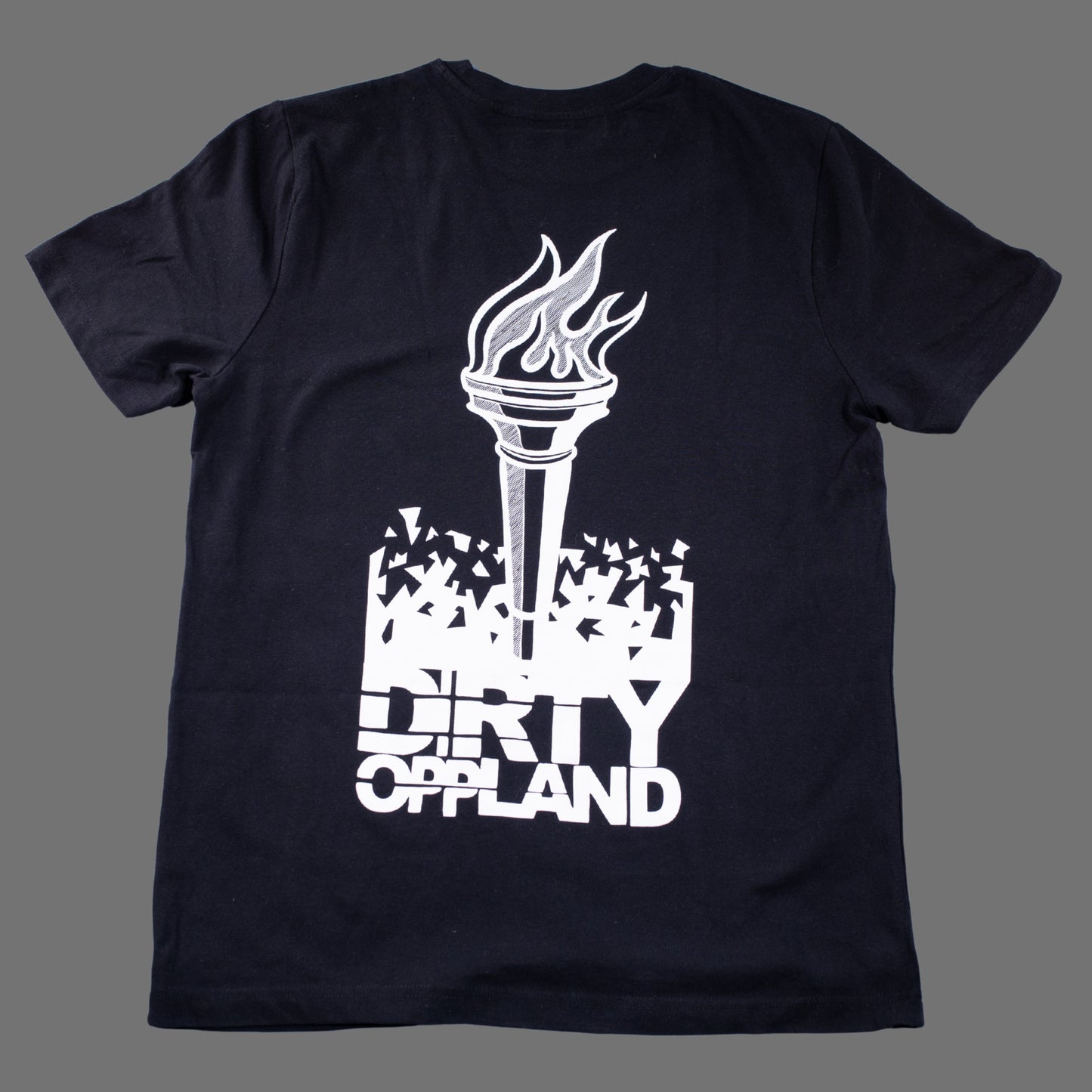 Olympisk Standard Dirty Oppland x Deys Dynamics svart t-shirt