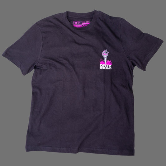 Olympisk Standard Dirty Oppland x Deys Dynamics svart t-shirt